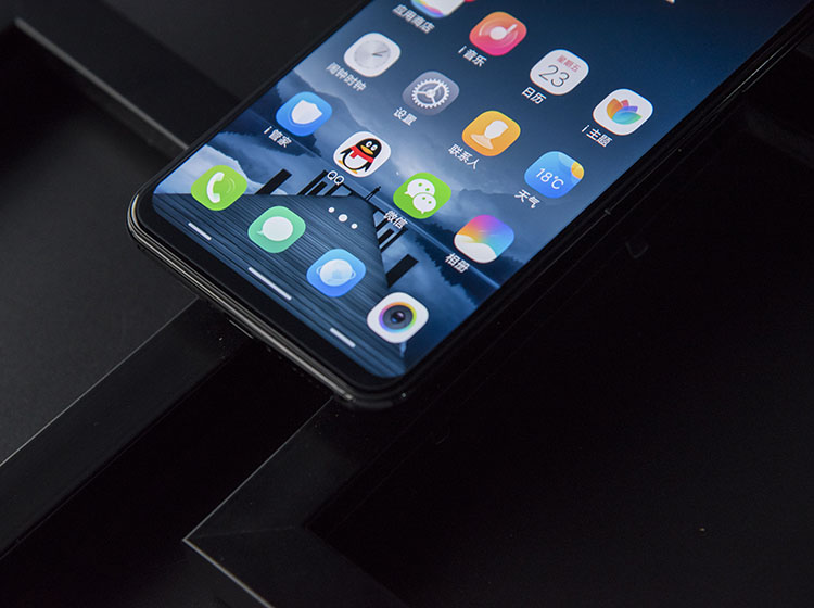 vivo X21����Բ����������������ڱ߿��ĽǶ�Ϊ�󻡶����ߣ��߿���U�Ͳ۴�Ҳ������������������ɺ���2.5D��������ͻ��ǣ��ڻ����ϼ����Ҳ���һ��������ֱ��Ԫ�أ�ֻ����������߹ᴩȫ����