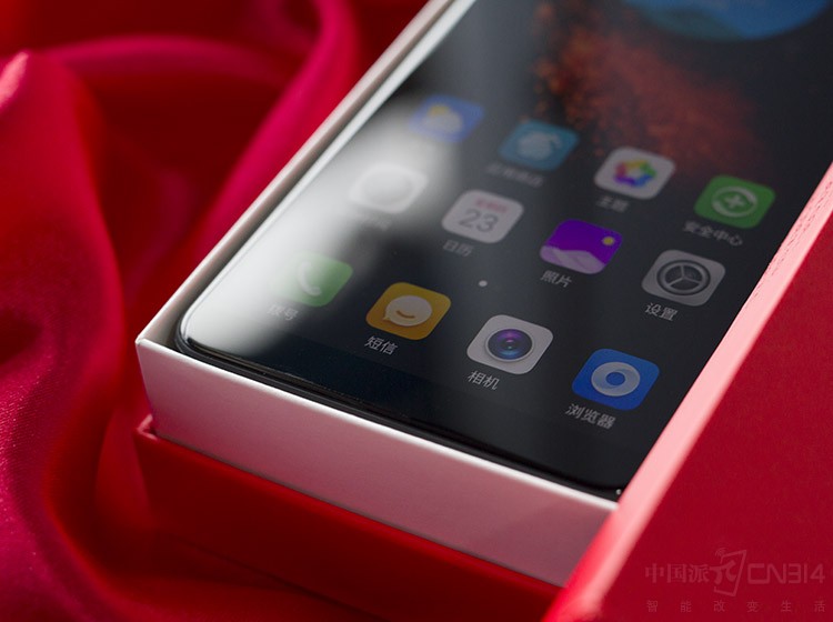 �������Ʒ��棬N7 Lite������ʱ�����е�˫�沣����ƣ�����˫�涼��2.5D���沣������ֵ���ָж��൱��ɫ�������п�λ�û������˷ǶԳƻ��ȵ���ƣ��ճ������ĸо�Ҫ�ȡ��Գƻ��ȡ��ĸ���һЩ�������Ҳ��׷��߼�Ч��������ɡ�������Ļ���û�ж����������������Ҳ��360�ֻ�һ���������