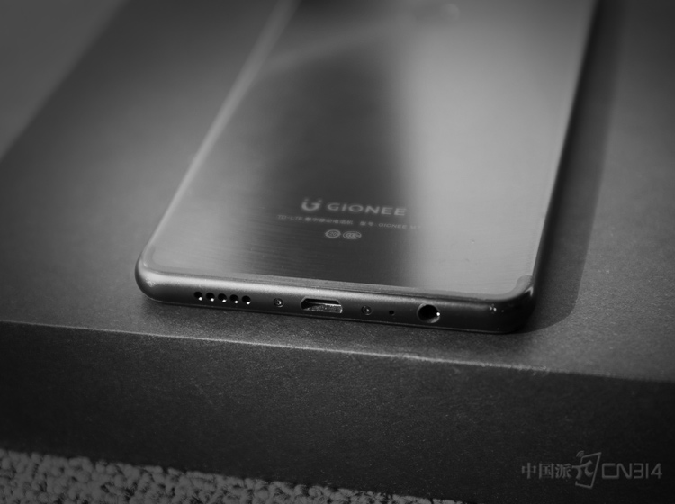 �����ײ���M7�䱸������������Դ���ݽ���Լ�3.5mm�����ӿס�ֵ��ע����ǽ���M7��7.2mm�Ļ������䱸��4000mAh���������ۺ�������ӵ�أ����Գ���������