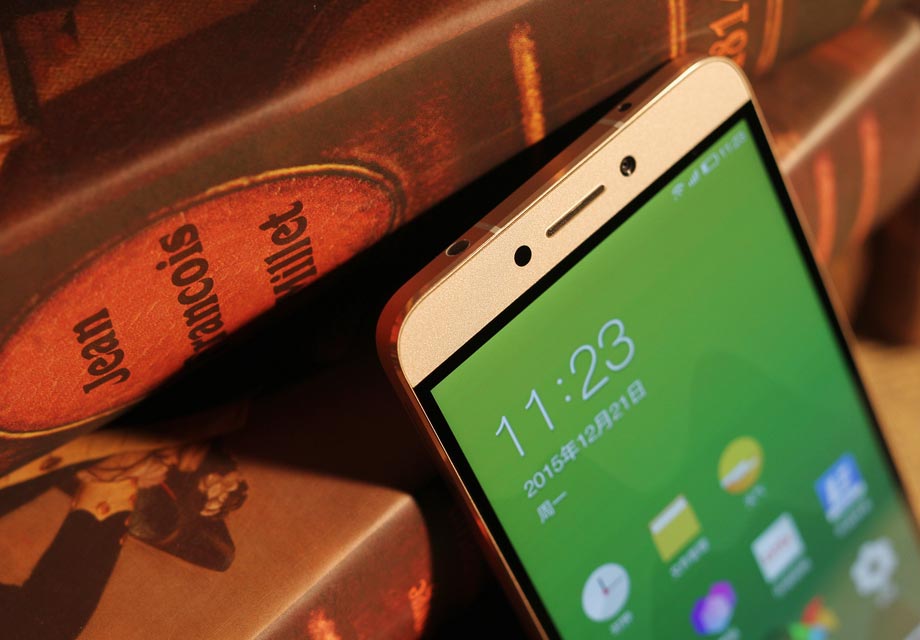 ��1s������Ŀǰ�Ƚ�������5.5Ӣ����Ļ����Ϩ��״̬�£���1s��Ļȷʵ���ź�ǿ���Ӿ����������1s���������Ȼ�Ƚϼ�Լ����û�м���Ʒ��LOGO��