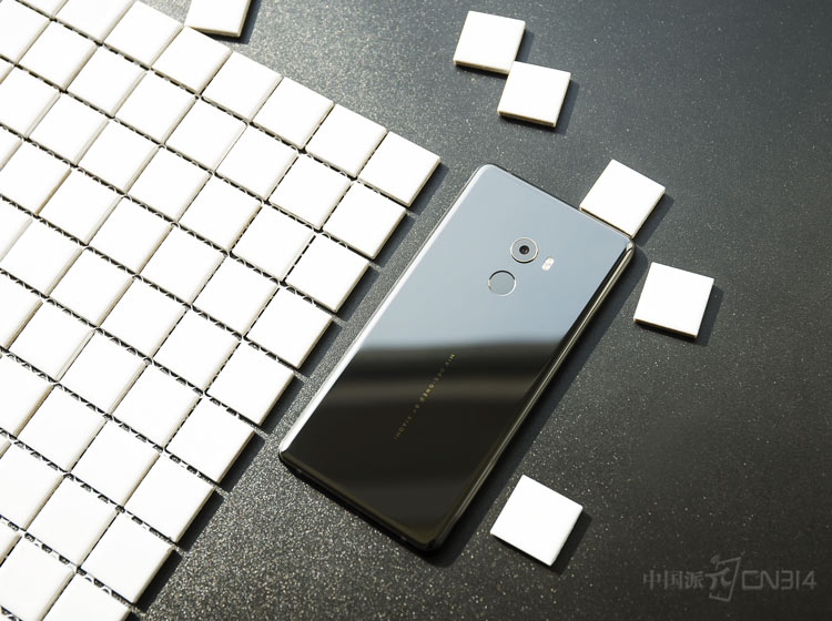 �û���Ϊ��׼��������������汾�����б�׼���ǽ����п��մɻ���������������˹��ո����ӵ�Unibody�մɡ��մɲ����������ڲ����ľ�����󣬹ؼ���Ӳ�ȸ��ߣ�Ī��Ӳ�ȴﵽ8.5������������ʯ����ʯ�����͹λ���