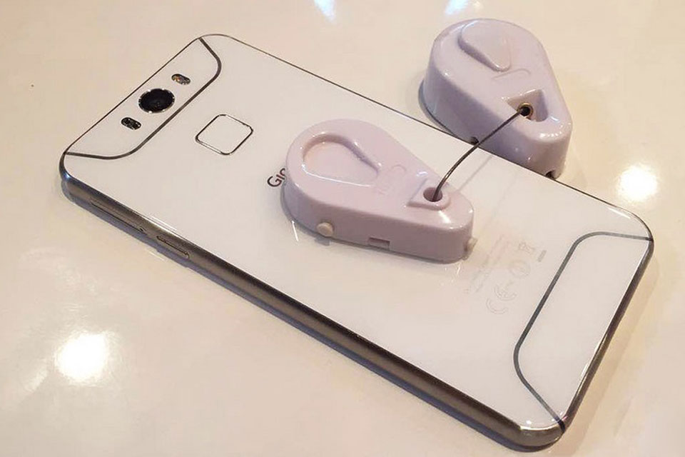 Gigaset ME������ͷΪ1600�����أ�����˫ɫ������ƣ��ڻ谵������Ҳ�ܹ��ĳ�������Ƭ����ͷ�·���ָ��ʶ��ģ�飬����֧��Ϩ��������ָ�����գ���֧��ָ�ƽӵ绰��ָ���ļ����ܵȹ��ܣ�����Ч�������˵İ�ȫ��