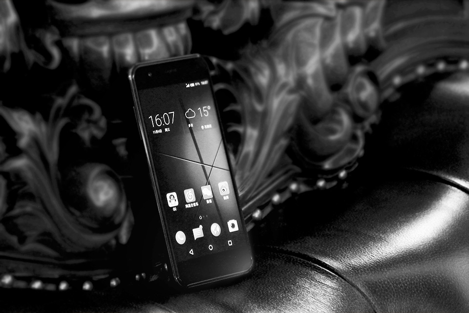 ����һ���ߴ����еĵ����ֻ�����û���������еĴ���Ļ��һ��5Ӣ��1080pȫ������Ļ����ʾЧ�����㡣2.5D����Ҳ���������õ��ָС�