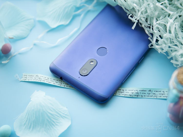 ��΢͹�������ͷ������Ƴ����·ֲ���װ�����⻷������Ȧ��һ��ʮ�ֵ��ž��¡�ͬʱָ���⻷Ҳ����ͬɫ�߹���ʯ�бߣ����ֻ��������Ż�е��̸С�