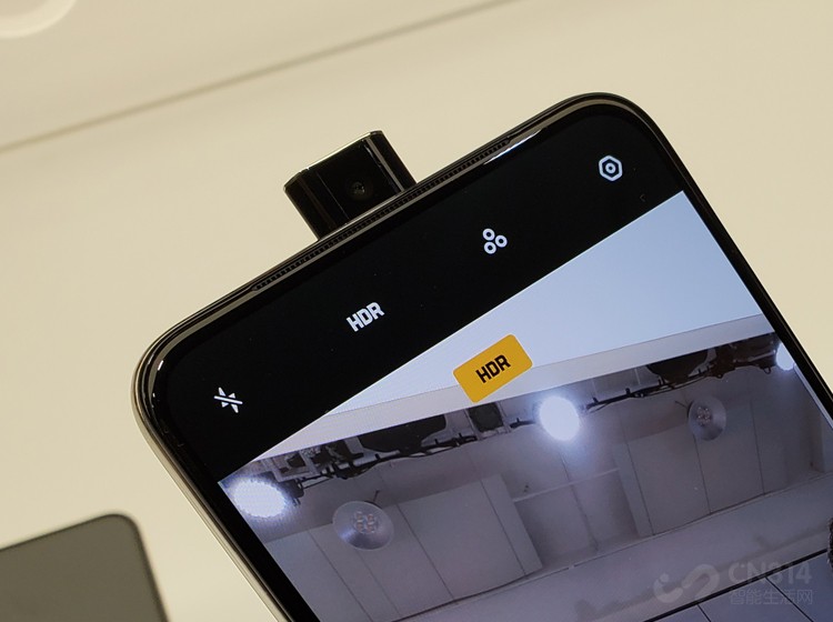 ��������ֵ��ע���Сϸ���ǣ����ȣ�������ͷ��������������ʯ������Ƭ���Ȳ�������ĥ��Ȼ�����õ������������ڼ�⵽�ֻ����������ʱ�����������Զ��ջ�������ͷ�����ⷢ��ˤ�����������ҲӦ���Ǵ�����Ƶı�׼�����ˡ�