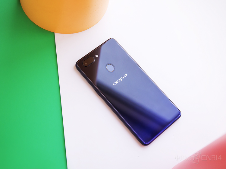 �����ǿ��ϵ�������㻹���ڱ��棬����ɫ�����ϣ�OPPO�����ˡ�ɫ�ʴ�ʦ�� Karim Rashid��OPPO���ʦ���������R15��Ʒϵ����ɫ����ɫ�Ȳ��ǵ����Ĵ�ɫҲ������������ƣ�͵�ѣ����ƣ����ǲ����ֻ�������ټ��ġ����䡱ɫ�ʡ�