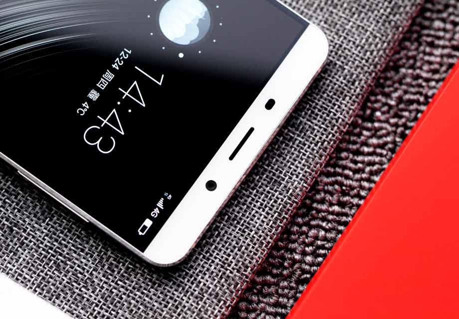 360����ֻ��콢������˶Գ���ƣ�����ͷ����Ͳ�͸�Ӧ�����������嶥���߶Ƚ�Ϊ8.5mm������������ֻ���˵Ҳ��Ƚϱ��ģ�����ʮ�㡣