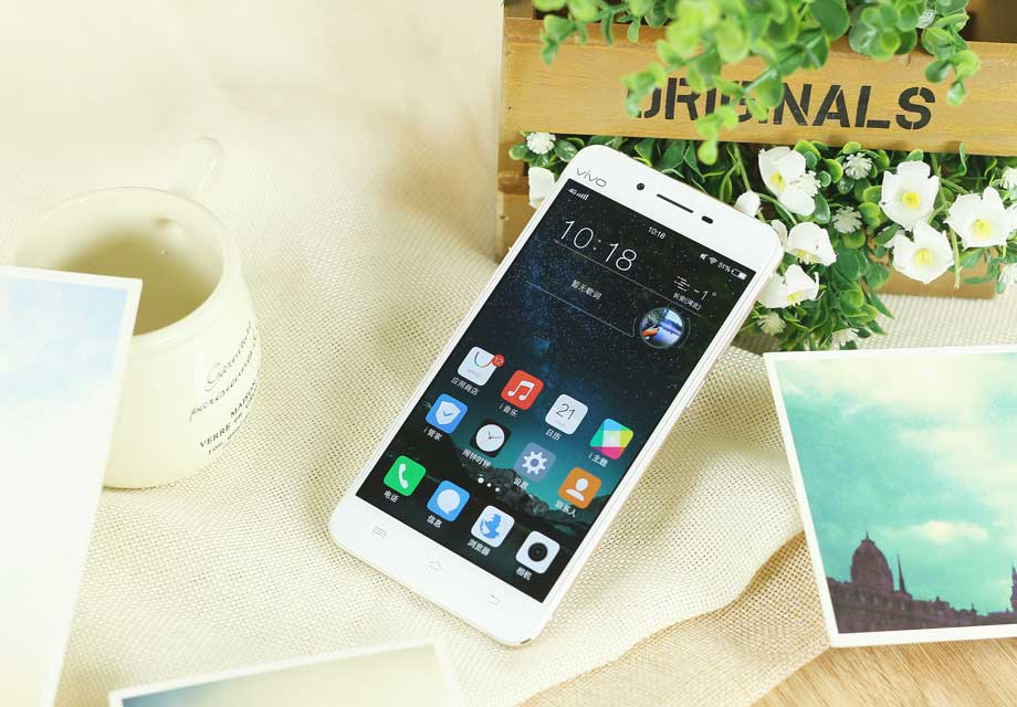 ��һ�ε�vivo X6�����˽���һ�廯����������Xϵ���ϲ����Ǻܶ�����ڲ��ʷ���vivo X6ѡ������þ�Ͻ𣬹ٷ����ƻ�������ռ��Ϊ98%����һ����û��ĽǶ���˵û��ֱ�۸��ܵ������5.2Ӣ��2.5D���沣����ʹ����������ȷʵ���з����С�