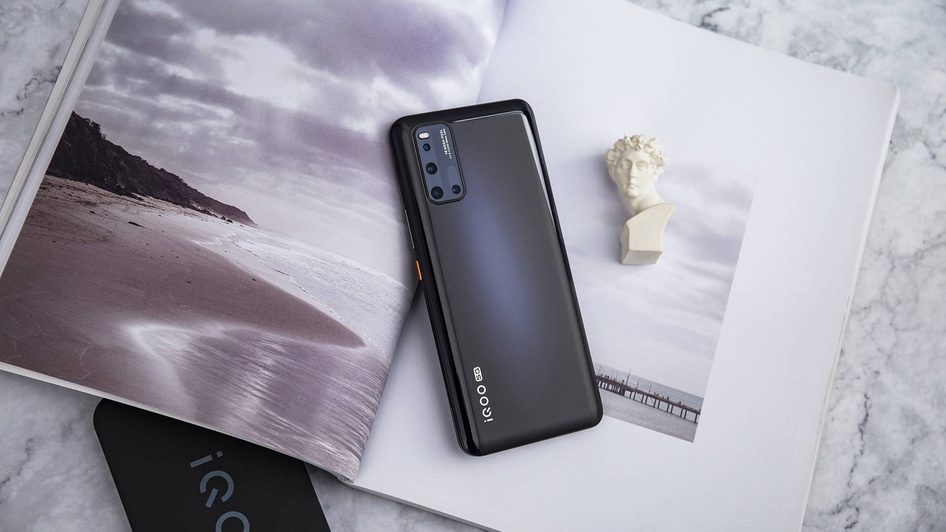 ����ǿ�������ܣ�iQOO 3������Ҳ�������������ȫ����AI���㣬4800�����س�������+1300�����ص�50mm��������ͷ+1300�����ص�120�㳬��Ǿ�ͷ�Լ�һö���ͷ��������֧�ֳ�����⡢����ҹ��3.0������ģʽ��AI����׷����������Ƶ������5�س��ʸ����յȹ��ܡ�