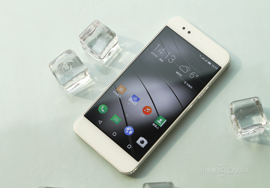 Gigaset���ME pure����ʩ����2.5D���沣�����ڱ�Ե����������������һ����Բ����ĸо����������ɲ����ˡ��Ǵ�����ʽ����Ͳ��ƣ���û��ʵ����Ͳ����Ӧ��������ͷ��������Ʒ��Logo����ࡣ