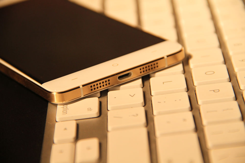 �ײ��м���Micro-USB���ݽӿ�