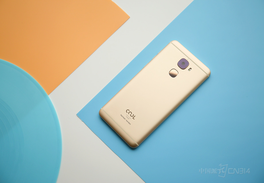 ���ɸı���S1�ı�����ӵ�и����ϸ�ڣ���ɰ���մ�ĥ�Ľ�����������ϸ��⻬������ȥ�м��ߵ��ʸУ�