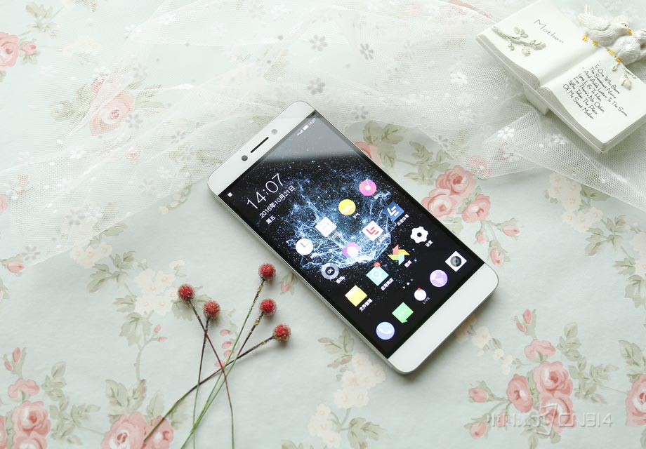 cool1 dual��Ϊһ����̬˫���ֻ�ӵ��һ��5.5Ӣ���1080p��Ļ����϶��ص�ID�ޱ߿���ƺͼ��µĶԳ���ƣ���������ֵ���ָж��ǳ����ʡ�