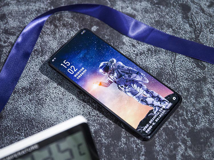 OPPO Reno 2�������ǰ����𲻴󣬶���һ������Ļ��ֻ��������һЩϸ�ڣ����ӱ߿򵹽���ƣ����满�ȸ����������ģ���Ļ������19.5:9����Ϊ20:9���°ͺ�Ƚ���3.35mm��