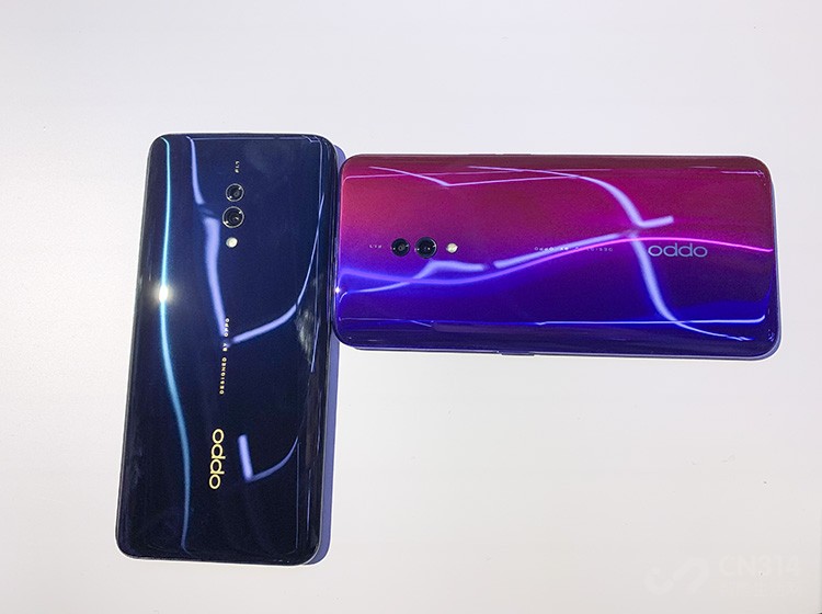 OPPO K3�ı���������OPPOһ����ڵı�����ƣ���������ɫ�Ķ�ײ���ǹ�Ӱ�ı�ã����в�ͬ�����У���ɫ�ṩ�����ϡ��ؾ��ڡ����ذ����֡����жԳƵ�����������ֻ��г��п�ν��һ����������Ϊ��Լ���Ӿ�Ч�����ϻ�������˳�������߻��ȣ���K3�Ե÷ǳ�ʱ�С�