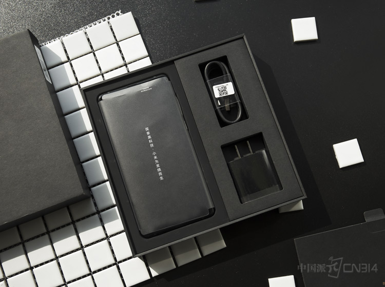 С��MIX2�������������մɻ����������߿򲿷ֲ�����7ϵ�����ʣ�����5.99Ӣ����ʾ����ͬ��5.5Ӣ�紫ͳ16:9�ֻ����ճָ��ܣ����Ƿǳ������ġ�