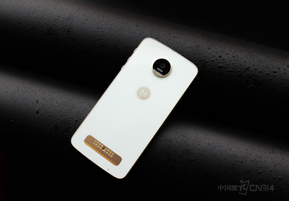 ���˵�ֻ������Ѿ�����һ�����飬��ôMoto ZPlay�ı�����ܾ��������ղ����ˡ������������������ˮͿ�㣬�ܹ��Ϻõ�Ӧ���ճ��ý�ˮ�����������ĳ���ʽ��Ʒ������ͷ��͹��Ҳ�ͱ�ø������ۡ�