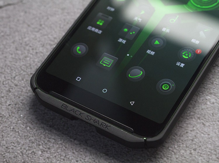 �����¶�ͷ�䱸��˫������ʹ����˫������SPK�������ں�������Ϸ��ʱ�򣬳������ڵ�����ʹ����������Ҳ�ܹ�ͨ����������������Ϸ������Ļ�����Ч��