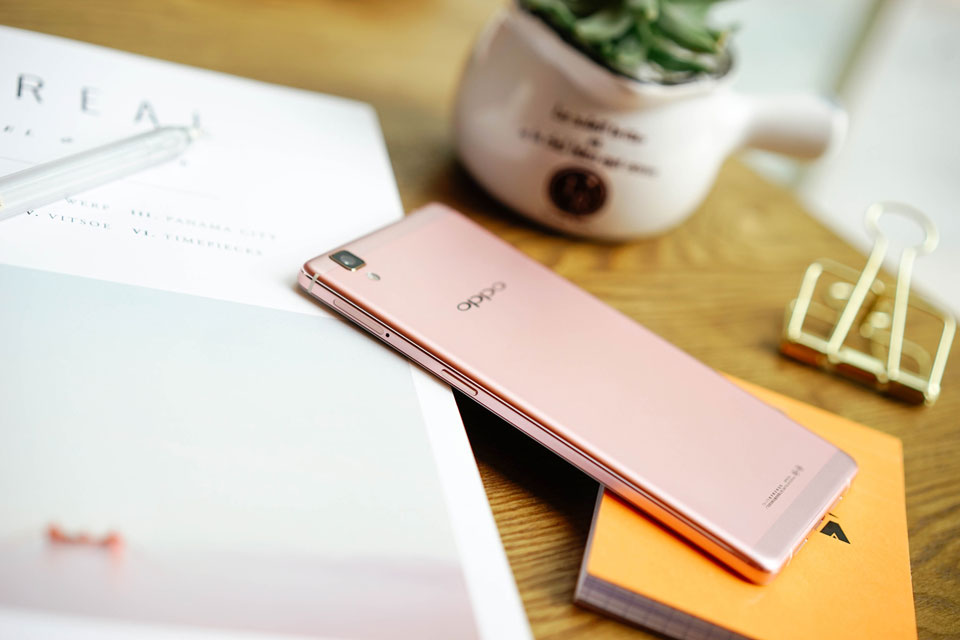 �ڽ������ܻ�ʱ����õ���ɫ�����˶��ݵĶϵ�������������⼸��ĸ��ŷ�ε���Щ���ң�����OPPOҲ���Ÿ�����һ�ѣ��Ƴ���ȫ�¡������ԡ�OPPO R7sõ���ɫ�棬�ñ������ڽ԰��Ĳ�Ʒ��ø������ˡ�