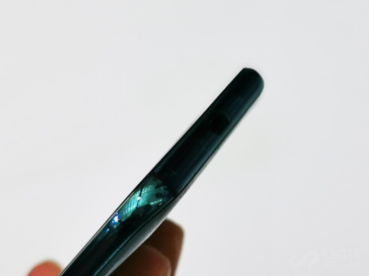 Ӳϣû855 PlusȫϵUFS 3.0棬6GB+128GB8GB+128GBԼ8GB+256GB洢汾˵൱ǿ棬û3600mʱأ֧24WmChargeٳ硣Ǻܴ󣬵и߹ʿĲ䣬Ӧû⡣