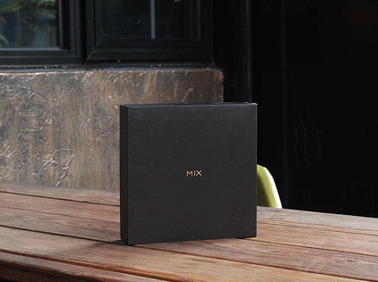 ����ʱ��10��25�գ�С����ʽ�����们��ȫ������Ƶ�MIX 3�������Ķࡣ��������õ�С��MIX3���ɫ���ر�������ֻ������ͼ�ͣ�һ�����˽��¡��Ӱ�װ����������ǰ��������û��̫�����������κ�ɫ������Ƕ��ɫMIX��������������