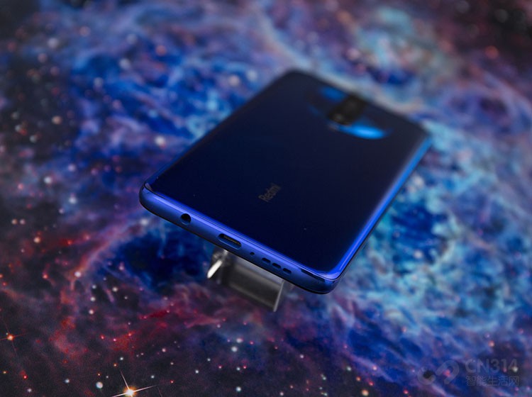 �ײ�Ҳ�Ƚ����ĵı�����3.5mm�����ӿڣ��ڽӿ��Ա�����Type-C���ݽӿڡ���Mic�Լ��������������������������˺��⴫����+����Mic����ơ�