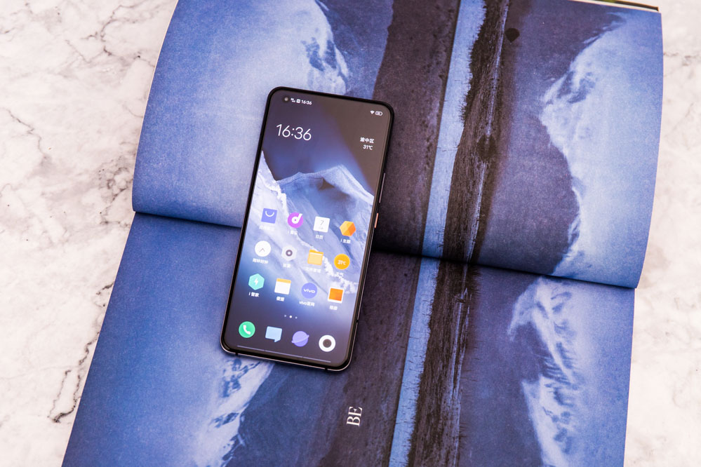 ���÷��棬iQOO 5�����ˡ���ͨ����865оƬ+LPDDR5����ڴ�+UFS 3.1������桱��������������ϣ���������������ʾiQOO 5�İ������ֿܷ��Դﵽ67�����ܷ�����ӹ���ɡ�