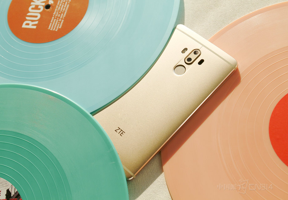 �������7 MAX���غ���˫1300����������ͷ����ӵ��ר�þ������оƬ������ģ��˫����������3D��Ƭ�������ǳ���ɫ��Ч����