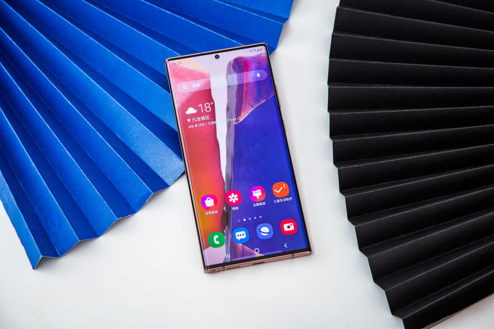 ��Ļ���÷��棬����Note20 Ultra������һ��6.9Ӣ�硢�ֱ���Ϊ3088��1440���ص���ʾ������Ļ����Ϊ�ڶ�����Dynamic AMOLED����120Hz����Ӧˢ�µĹ��ܣ����ܸ����û���ʹ�������Զ����ܵ�����Ļ��ˢ���ʣ���Ϸ�Ը�ˢ�������Ļˢ���ʻ���ߣ����120Hz��������̬�����Ը�ˢû��̫������󣬻ή����Ļ��ˢ���ʣ�������ƣ��������ܡ�����͹��ġ�