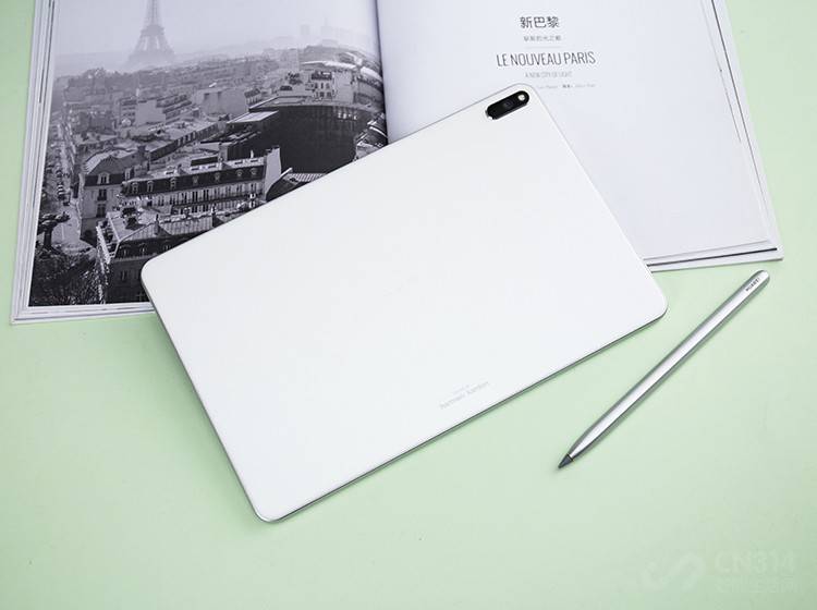 �ۼ۷��棬��ΪMatePad Pro ��Wi-Fi��6GB+128GBΪ 3299Ԫ��8GB+256GBΪ 3999Ԫ���忨4G��6GB+128GBΪ3799Ԫ��8GB+256GBΪ 4499Ԫ������۸񴥿ر�Ϊ499Ԫ������Ϊ 699Ԫ�����������ܿ���MatePad Pro��5G�棬��Ϊ��̬�����Լ���Ϊ����ļ۸񣬻�ΪMatePad Pro������Ϊ�г���ע�Ľ��㡣