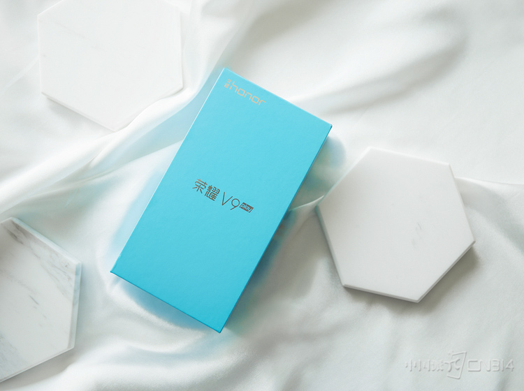 ���ܣ���ҫ�ڹ��ݾ�����һ������Ϊ���ഺ���ٶȡ��ķ����ᣬ��ʽ�����˶�λ����Ⱥ����ֻ�������ҫV9 play�������ɲ���������ɫ��װ�м��󷽣�һ�۾��ܿ��������ڲ�Ʒ���е��ഺԪ�ء�