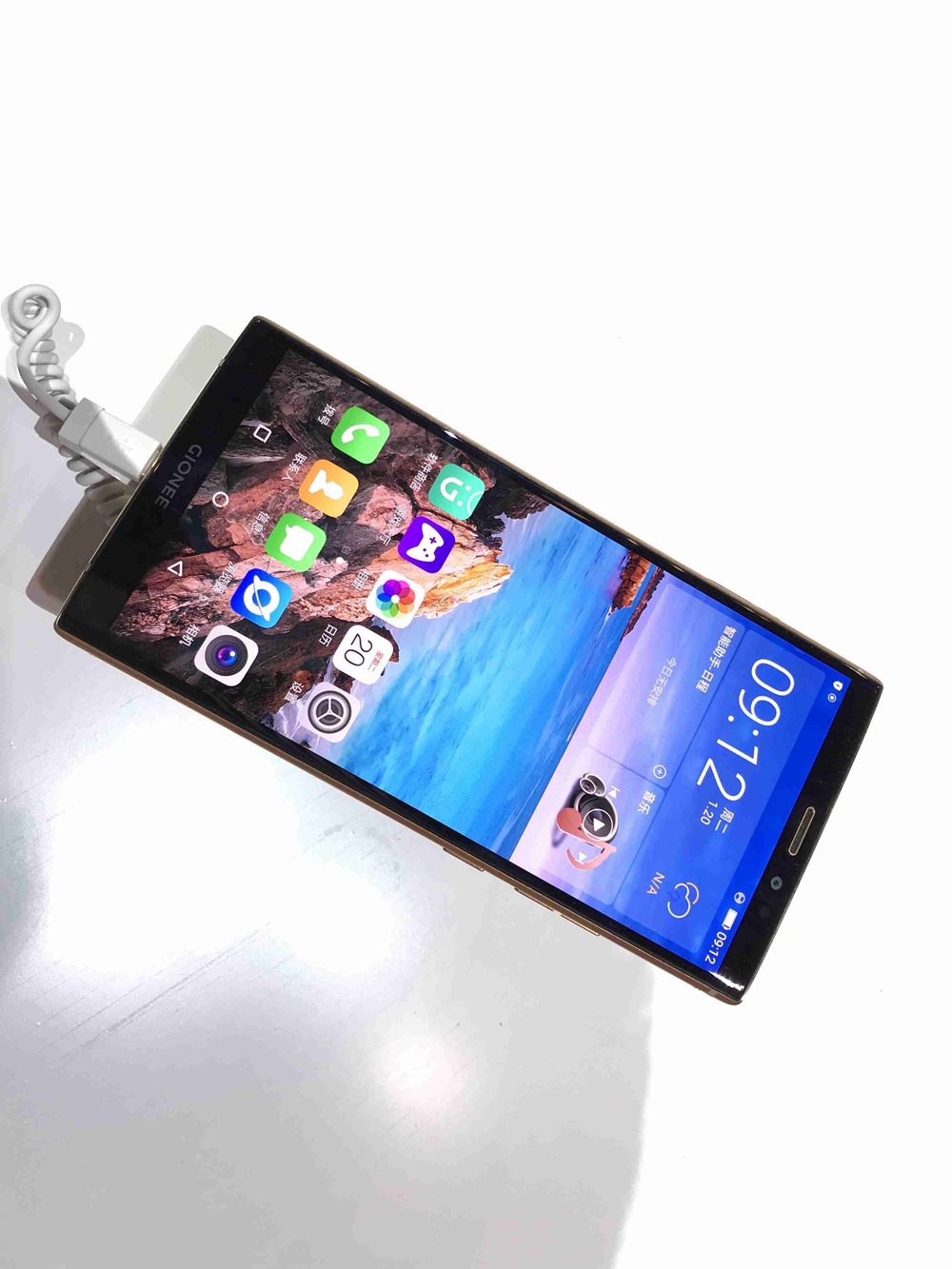 �ڰ�ȫ����������M7��ȫ˫оƬ����ɫ����Ӳ�����ܵķ�ʽ��ͬʱ�����û���֧����ȫ����Ϣ��ȫ��