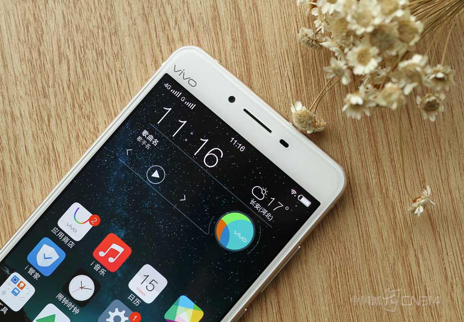 �ڻ�����������vivo�ı�־��ǰ������ͷ��������Ͳ�����߾����Ӧ����ͬʱҲ�ܹ��������Կ������ı߿�ǳ�խ�� 