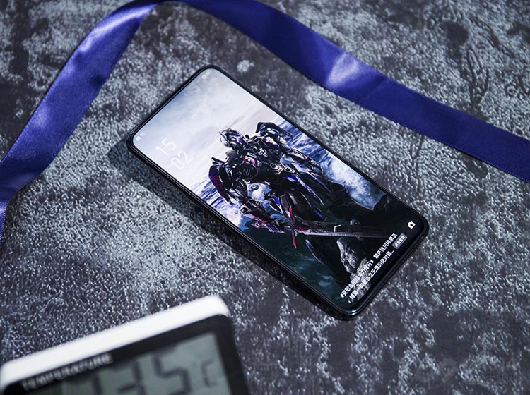 �ճ�������߿ɴﵽ500 nit�����Զ���⵽ǿ�⣬��������ߵ�700 nit��ɫ�ʷ�Χ������100% ��DCI-P3 ��ɫ�򣬶Աȶȴﵽ140���1�������Ǹ߶�̬ͼ��Ҳ��������ʾ��Ҳ��������ɫ���ڣ���ɫ���ס�