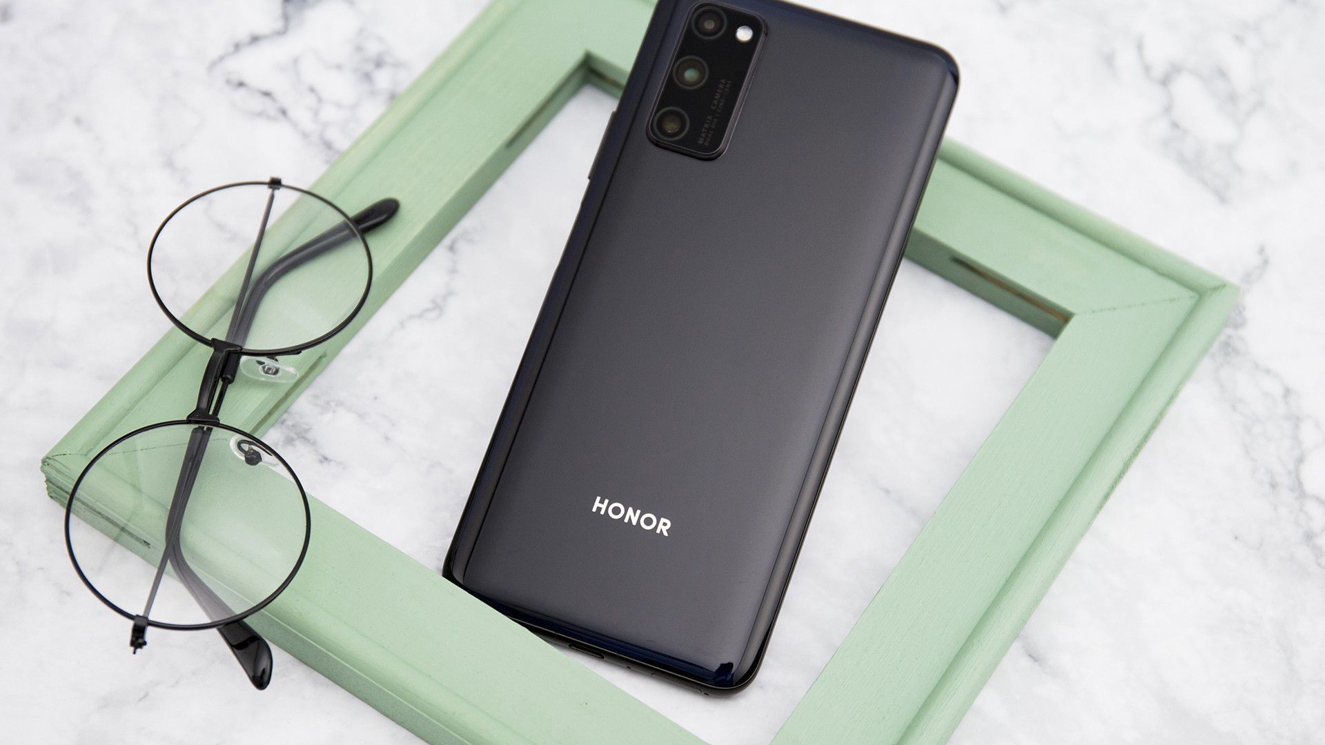 V30 Pro�Ļ�����ɫ����������Ϸ�����һЩ�仯����ȥһ������Թ�Ӱ���Ϊ���������ϵ�ɫ����ʰ�쵣���ӰЧ�������ٺ��Ĳ���һ���������ġ�V30 Pro��ȻҲ�бȽϲ�θбȽϷḻ����ɫ����������þ�����������չ�ֵ�����ҹ�Ǻ���ɫҲ��һ���Ĺ�ӰЧ��������ֻ�������������Ƕ�չ�ֳ����������ʱ���������ԵñȽϳ��ȡ�