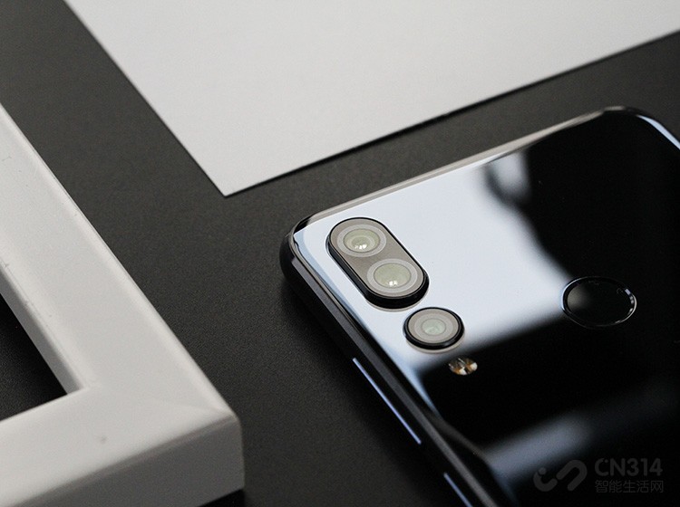 �Ƚ�������Ŀ��������Z5s�ĺ������㡣��������ͷ����ֲ������·���һö˫ɫ������ƣ���������һ����̾�š���������Z5s�ĺ��ľ�����֮һ���ں���ͬ��λ�Ĳ�Ʒ�У���������ǿ�����Ӱ�ӵġ�