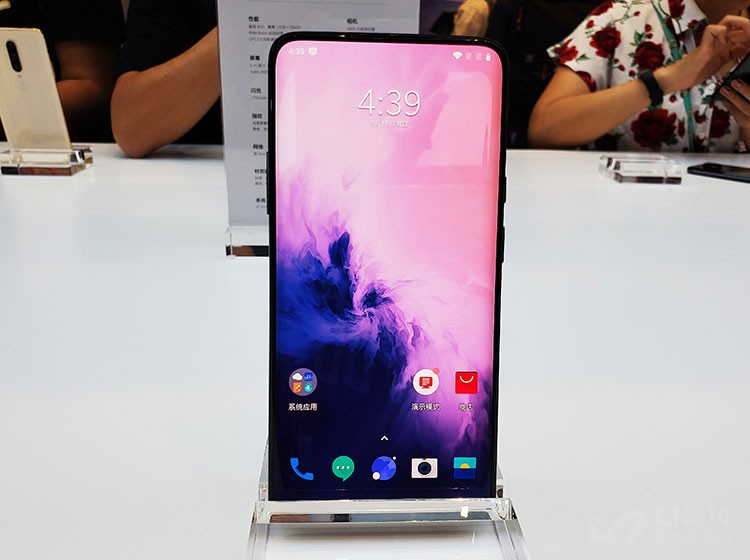 һ��7 Pro���Ǳ��η��������ͷϷ�������ϰ�����ǿAndroid���ʣ���2K�ֱ��ʣ�6.67Ӣ���OLED��������ӵ��90Hz��Ļˢ���ʣ���������ʮ�ֳ��ڣ���˵���ù���ͻز�ȥ�ˡ����ɼ��ٷ��������Ļ�����ų̶ȡ�