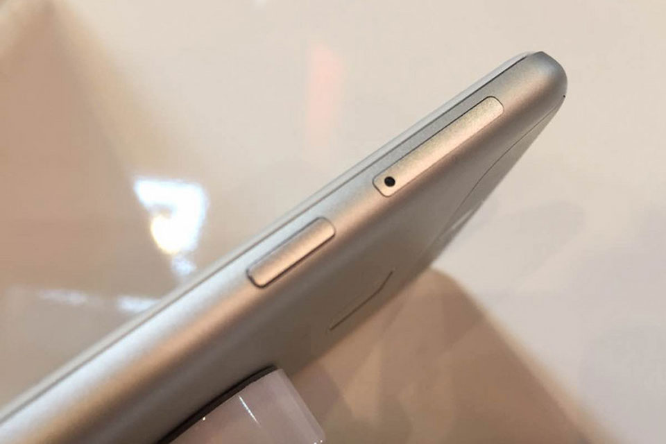 ������߷ǳ���Բ�������������ż��ѵ��ָС�֧��˫SIM�������Ϲ��˵�ʹ��ϰ�ߡ�