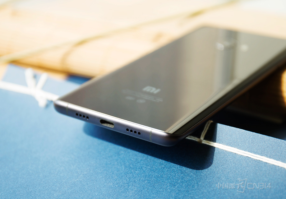 ���Ӧ��Ҳ������ʶ����USB Type C�ӿ��ڹ�ȥһ��ʱ�����Ѿ�Ѹ���ռ�����ȴ�ͳ��Micro USB�ӿڣ������ṩ����ĳ������͸�������ݴ����ٶȣ��������ԡ�С��Note 2ʹ�õı���USB Type C�ӿڡ������ײ����˷ֲ�������������˷���öԳ�ʽ��ƣ����������ͳһ��