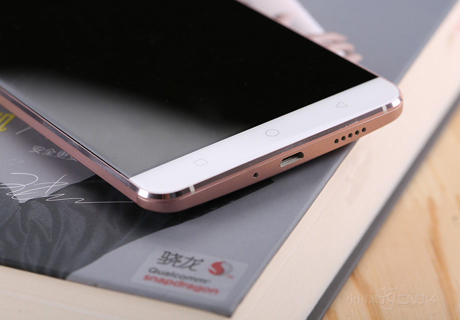 �ֻ��ײ��ֱ������˷硢USB����Լ���������