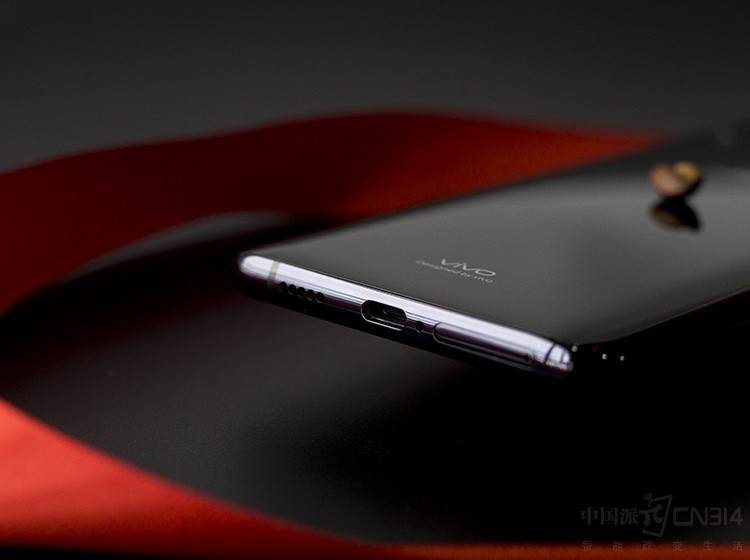 ������f2.0�Ĵ��Ȧ��1.4΢�׵Ĵ����أ����⻷����NEX�ĳ���������ϸ����������Ƭ�����Ҹû������Զ�ʶ��ҹ�䳡����ʹҹ��������㼫�ٷǳ��Ĵ����������θ�Ҳ�൱��������ҹ��Ҳ����������ʵĴ�Ƭ����һ���ںܶ��콢���϶������鲻���ġ�