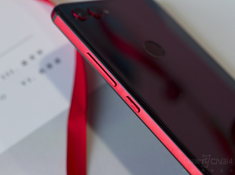 N7 Pro��Ȼ�䱸��4000mAh��������أ����ǻ����ĺ��ȴֻ��7.7mm�����˫�沣�������˷ǳ��õ��ָС�