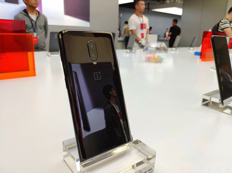 �ոգ��������͡���һ���ֻ����������µ�һ��6T������ֻ�ӵ�г�ɫ��ȫ������ơ�����ֵ��3D����������������+���Ȧ��˫��ģ�飬��Ȼ��������845�콢�������ļӳ֣�����˵һ��6T��2018������β��ʱ��һ��������콢��һ��Ҳ��Ϊȫ��Χ������������ֻ�Ʒ��֮һ����ô���棬��������һ�𿴿��û����ֳ�ͼ�͡�