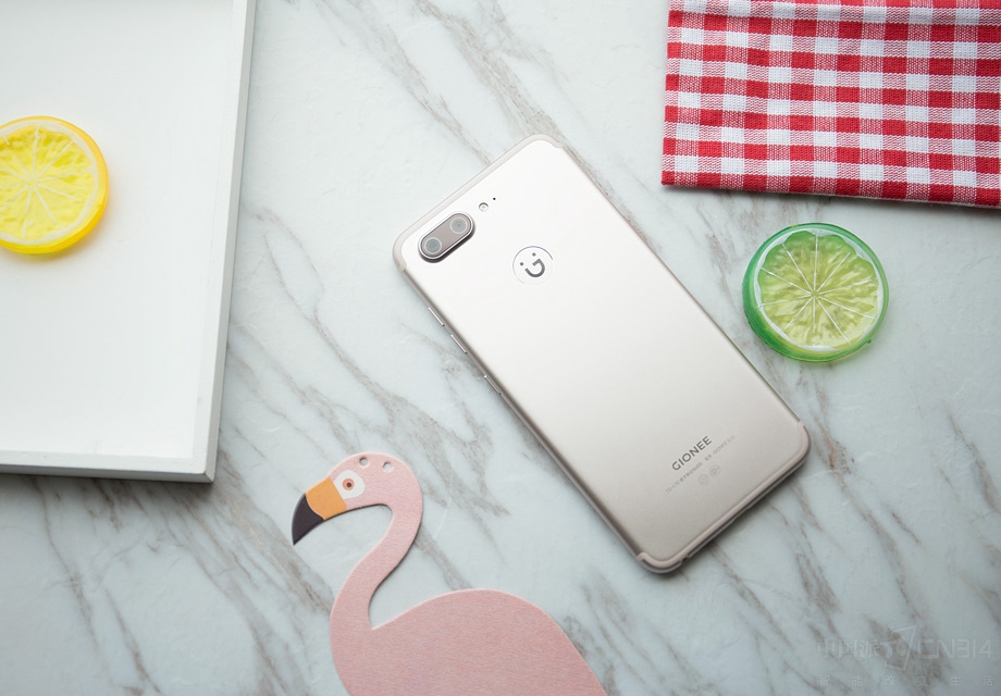 ����ϣ�ȫ����һ�廯������ƣ��ڡ���������������ɫ��ǰ��ָ��ʶ�𡣴�Ӳ������۲�û��ʲô���㣬��Ϊ�û��Ķ�λ�����콢������һ����ܹ��á��Ļ��͡�