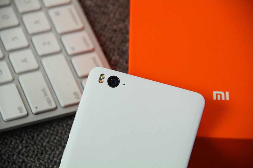 �����Ϸ��趨��1300����������ͷ��֧��PDAF��λ�Խ�����������ͷ�Ա�Ϊ˫ɫ��LED����ơ�