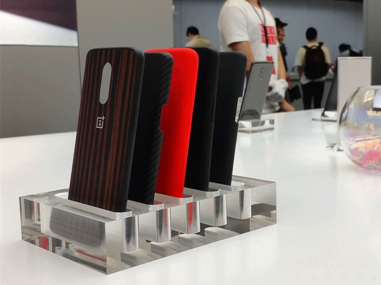 ͬʱ�ֳ���չ��������û���ԭװ��ǣ�ľ�ơ�̼��ά�ơ����ʸС���ɫ�ջ������˵һ�Ӳ����������͡������һ��ܡ�ɧ�������չ˵������������ֻ��������۷��������6GB+128GB��3399Ԫ��8GB+128GB��3599Ԫ��8GB+256GB��3999Ԫ���۸�ʵ����˵�����Ǻܸߣ�Ӧ���ǵ����콢�����ƽ��ˮ׼�ˡ�