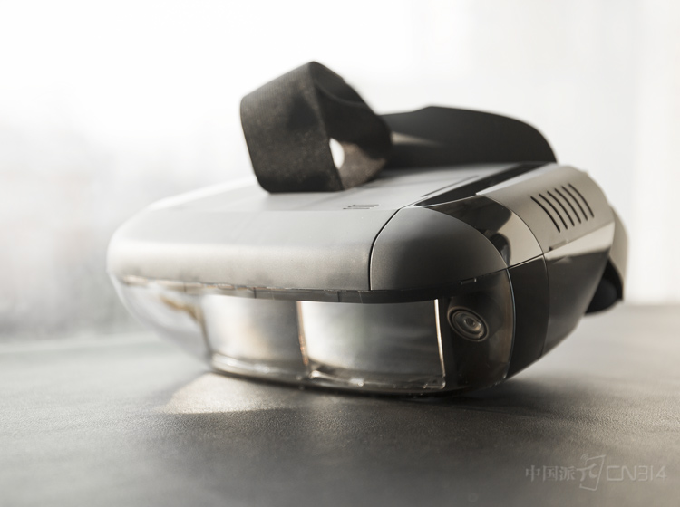 ͬʱ��ͷ���豸���������ѧ��ƣ���������ARͷ���豸������ͻ���ĳߴ磬������ۼ�࣬��ʹ����Ұ��Χ��Ϊ���㡣