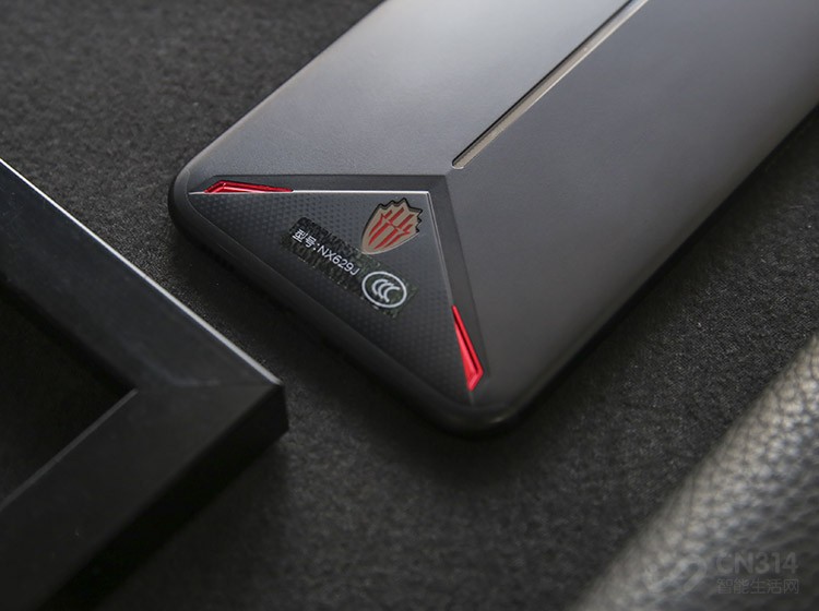 ����Ӳ�����棬��ħ3������ʱ����ǿ������855��������ӵ�����12GB RAM+256GB ROM���۷����ã�ͬʱ��ʵ����10GB RAM��������5000����ʱ��������ظ������˸û�ǿ���ޱȵ��������ܣ��������ضȳԼ�������Ҳ��ȷ�����8Сʱ�ĳ�����ս��27W���߹��ʿ����Ǹ����˸û��־ó������Ϸ���顣