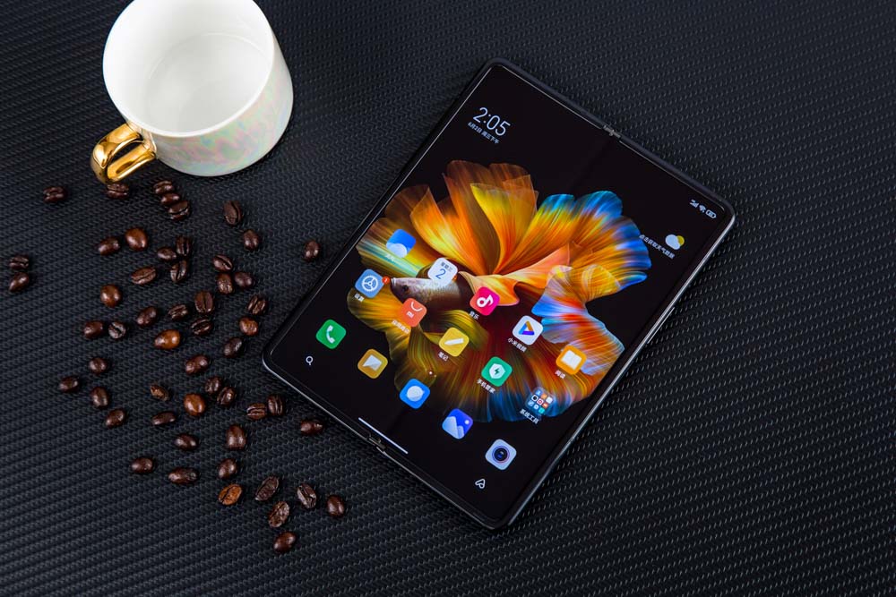 MIX FOLD С���۵����Ĵ�����������Ϊ8.01Ӣ����۵�AMOLED���ڿ���������4:3��������Ļ��2K�ֱ��ʣ�900nit��ֵ���ȣ�ɫ�ʶԱȶ�4300000:1��ȫ��·HDR 10+�����һ�֧��Dolby Vision�ű��ӽ缼������������Ļ�������ϳ������Ļ����ӰЧ������ƽ�塣Ψһȱ�����������֧��60Hz��ĳЩ����Ӧ��ʱ���һ�����ۿۡ�
