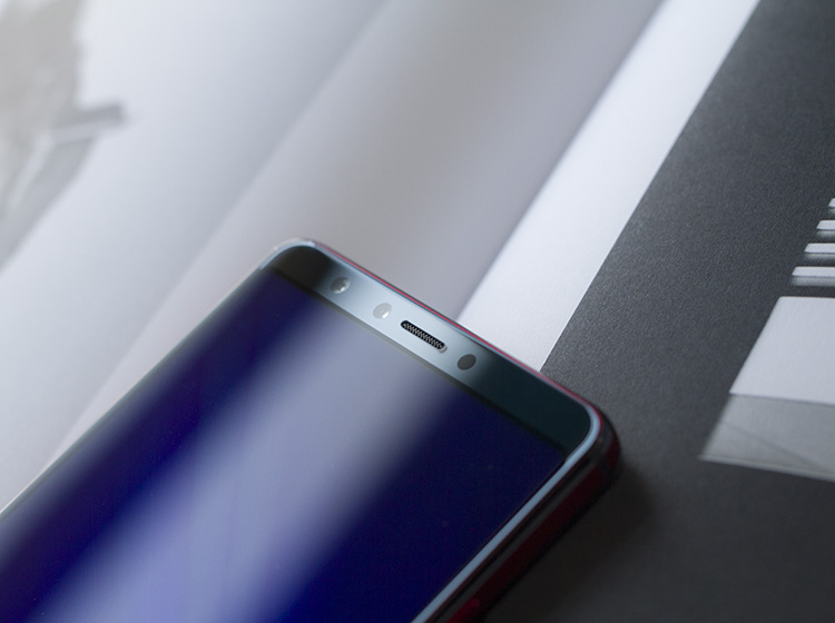 Ϊ�˴ﵽ86���ĸ���ռ�ȣ��ֻ��Ķ�ͷ�ǳ���խ������������������ǰ������ͷ����Ͳ�Լ����ߺ;��봫������